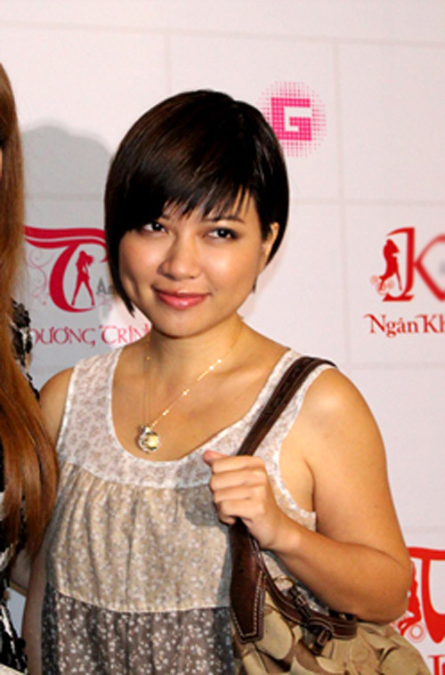 Muốn cải thiện được tình hình này, người đẹp của “Hai gia đình” cần phải thay đổi mái tóc và trang phục. Muốn cải thiện được tình hình này, người đẹp của “Hai gia đình” cần phải thay đổi mái tóc và trang phục.