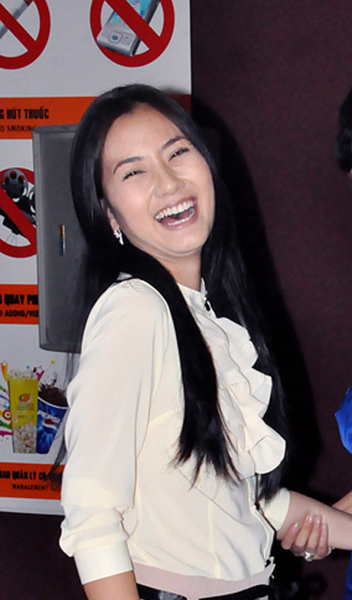 Ngọc Lan rất xinh nhưng trong bức hình này, thần sắc cô không được tốt cho lắm vì thiếu đi chút sắc màu. Ngọc Lan rất xinh nhưng trong bức hình này, thần sắc cô không được tốt cho lắm vì thiếu đi chút sắc màu.