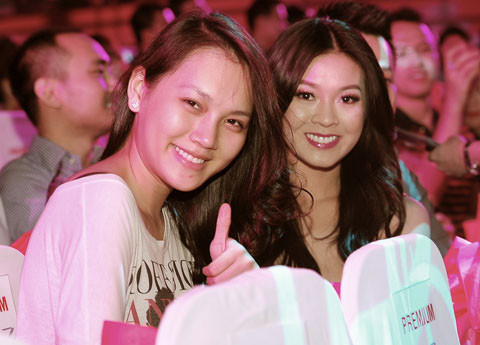 Dù biết rằng Ngọc Thạch không muốn lạm dụng son phấn nhưng khi tham gia sự kiện lớn, cô cũng nên chăm chút cho gương mặt của mình một chút. Điều đó không chỉ là cách để tôn lên vẻ đẹp của cô mà còn là biểu hiện của việc tôn trọng sự kiện và những người tham dự sự kiện. Với khuôn mặt mộc, Ngọc Thạch để lộ làn da xanh xao, nhiều mụn. Dù biết rằng Ngọc Thạch không muốn lạm dụng son phấn nhưng khi tham gia sự kiện lớn, cô cũng nên chăm chút cho gương mặt của mình một chút. Điều đó không chỉ là cách để tôn lên vẻ đẹp của cô mà còn là biểu hiện của việc tôn trọng sự kiện và những người tham dự sự kiện. Với khuôn mặt mộc, Ngọc Thạch để lộ làn da xanh xao, nhiều mụn.