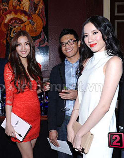 Chung Thục Quyên cần liên lạc ngay với Huỳnh Bích Phương để nhờ Hoa hậu khả ái chọn giùm màu phấn nền. Với việc chọn tông nền quá sáng như trong ảnh, nhìn gương mặt của “Người đẹp nói dối" chẳng khác gì tượng sáp. Chung Thục Quyên cần liên lạc ngay với Huỳnh Bích Phương để nhờ Hoa hậu khả ái chọn giùm màu phấn nền. Với việc chọn tông nền quá sáng như trong ảnh, nhìn gương mặt của “Người đẹp nói dối" chẳng khác gì tượng sáp.