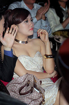 Hình như Lê Hiếu đã quá nóng vội trong việc hộ tống người yêu nên đã không để cho Văn Mai Hương được ngó nghiêng dung nhan của mình trước khi ra ngoài. Kết quả là trên khuôn mặt dày phấn của cô xuất hiện những vệt phấn trắng rất vô duyên. Hình như Lê Hiếu đã quá nóng vội trong việc hộ tống người yêu nên đã không để cho Văn Mai Hương được ngó nghiêng dung nhan của mình trước khi ra ngoài. Kết quả là trên khuôn mặt dày phấn của cô xuất hiện những vệt phấn trắng rất vô duyên.