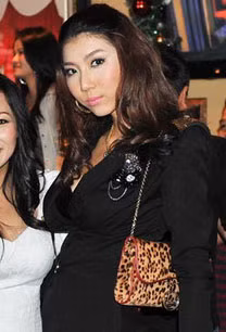 Việc đánh highlight quá lộ liễu khiến gương mặt của Ngọc Quyênbị cắt ra làm hai nửa: nửa trên trắng bệch như diễn viên tuồng, nửa dưới thì lại bị tối như mấy nàng da nâu. Việc đánh highlight quá lộ liễu khiến gương mặt của Ngọc Quyênbị cắt ra làm hai nửa: nửa trên trắng bệch như diễn viên tuồng, nửa dưới thì lại bị tối như mấy nàng da nâu.