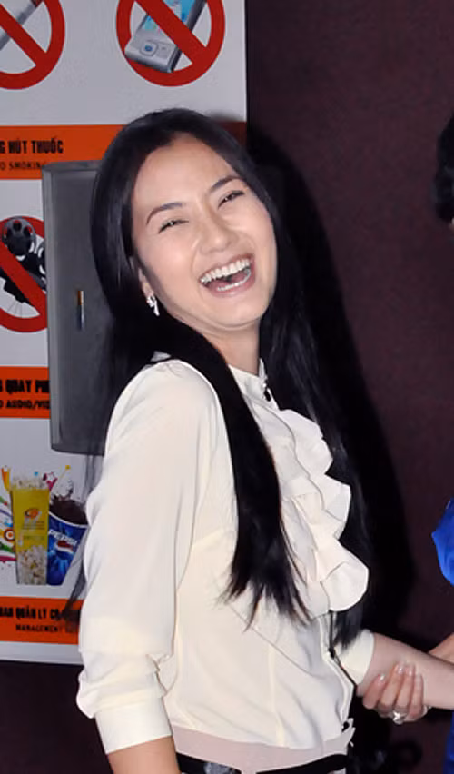 Ngọc Lan rất xinh nhưng trong bức hình này, thần sắc cô không được tốt cho lắm vì thiếu đi chút sắc màu. Ngọc Lan rất xinh nhưng trong bức hình này, thần sắc cô không được tốt cho lắm vì thiếu đi chút sắc màu.