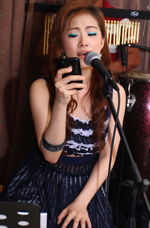 Xanh da trời không phải là một màu… dễ chơi và không phải ai cũng có thể sử dụng nó một cách thích hợp. Nhưng khổ nỗi Lương Bích Hữu quá yêu màu xanh hòa bình nên vẫn quyết tâm sử dụng nó trong khi gam màu này không hề ăn nhập với toàn bộ trang phục, phụ kiện trên người cô. Xanh da trời không phải là một màu… dễ chơi và không phải ai cũng có thể sử dụng nó một cách thích hợp. Nhưng khổ nỗi Lương Bích Hữu quá yêu màu xanh hòa bình nên vẫn quyết tâm sử dụng nó trong khi gam màu này không hề ăn nhập với toàn bộ trang phục, phụ kiện trên người cô.