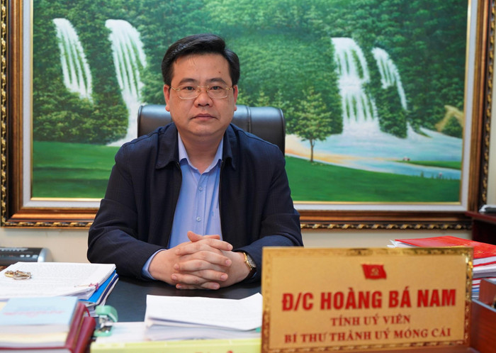 Ông Hoàng Bá Nam - Bí thư Thành uỷ Móng Cái nhấn mạnh: "Muốn thành phố Móng Cái phát triển, một trong những lĩnh vực trọng tâm nhất là chất lượng nguồn nhân lực" (Ảnh: P.L) Ông Hoàng Bá Nam - Bí thư Thành uỷ Móng Cái nhấn mạnh: "Muốn thành phố Móng Cái phát triển, một trong những lĩnh vực trọng tâm nhất là chất lượng nguồn nhân lực" (Ảnh: P.L)