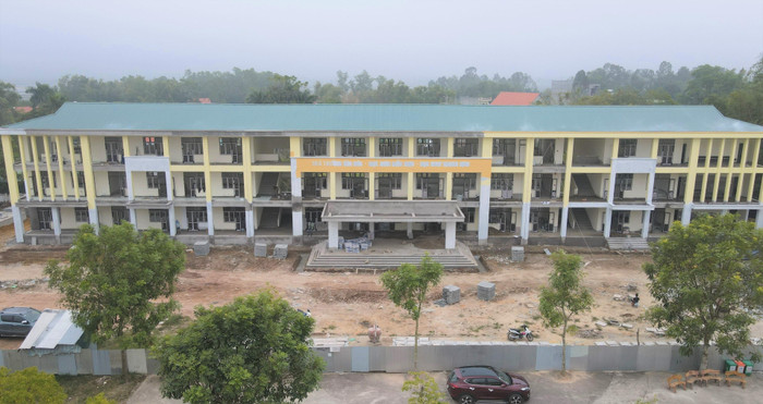 Dãy phòng học tại Trường Tiểu học Hải Hoà đang trong quá trình hoàn thiện, dự kiến đưa vào sử dụng trong học kỳ II của năm học 2021 - 2022 (Ảnh: PL)