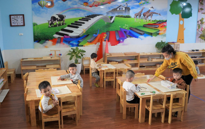 Với tổng diện tích 8.600 mét vuông nhà trường có khuôn viên rộng rãi, xanh mát, phòng học đạt chuẩn. Theo đó, trẻ được chăm sóc, học tập trong môi trường toàn diện (Ảnh: PL)