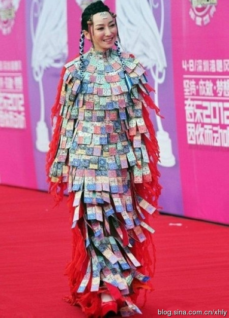 Siêu mẫu Tát Đỉnh Đỉnh hợp với một cuộc triển lãm nghệ thuật sắp đặt hơn là bước trên thảm đỏ một sự kiện giải trí trong trang phục như thế này. Siêu mẫu Tát Đỉnh Đỉnh hợp với một cuộc triển lãm nghệ thuật sắp đặt hơn là bước trên thảm đỏ một sự kiện giải trí trong trang phục như thế này.