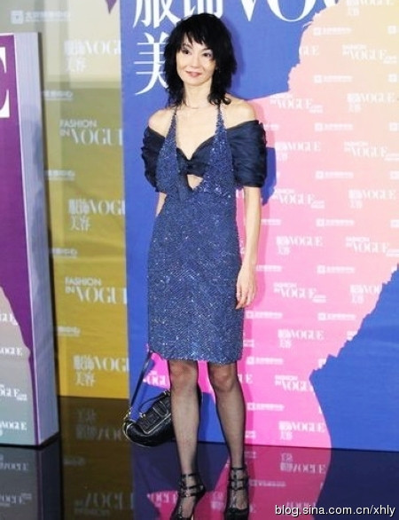 Trương Mạn Ngọc mới đây còn được xếp vị trí thứ 7 trong danh sách Top 10 mỹ nhân có phong cách thời trang xấu nhất thảm đỏ Hollywood 2012. Bộ trang phục cổ khoét sâu chữ V nhưng lại kết hợp một lớp che ngực hình cánh bướm bên trong khá kệch cỡm, tay xách chiếc túi da khá lớn, tóc để xù… Trương Mạn Ngọc để lại một hình ảnh khá dở khi góp mặt tại sự kiện của một tạp chí lớn. Trương Mạn Ngọc mới đây còn được xếp vị trí thứ 7 trong danh sách Top 10 mỹ nhân có phong cách thời trang xấu nhất thảm đỏ Hollywood 2012. Bộ trang phục cổ khoét sâu chữ V nhưng lại kết hợp một lớp che ngực hình cánh bướm bên trong khá kệch cỡm, tay xách chiếc túi da khá lớn, tóc để xù… Trương Mạn Ngọc để lại một hình ảnh khá dở khi góp mặt tại sự kiện của một tạp chí lớn.