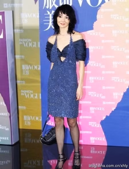 Trương Mạn Ngọc mới đây còn được xếp vị trí thứ 7 trong danh sách Top 10 mỹ nhân có phong cách thời trang xấu nhất thảm đỏ Hollywood 2012. Bộ trang phục cổ khoét sâu chữ V nhưng lại kết hợp một lớp che ngực hình cánh bướm bên trong khá kệch cỡm, tay xách chiếc túi da khá lớn, tóc để xù… Trương Mạn Ngọc để lại một hình ảnh khá dở khi góp mặt tại sự kiện của một tạp chí lớn. Trương Mạn Ngọc mới đây còn được xếp vị trí thứ 7 trong danh sách Top 10 mỹ nhân có phong cách thời trang xấu nhất thảm đỏ Hollywood 2012. Bộ trang phục cổ khoét sâu chữ V nhưng lại kết hợp một lớp che ngực hình cánh bướm bên trong khá kệch cỡm, tay xách chiếc túi da khá lớn, tóc để xù… Trương Mạn Ngọc để lại một hình ảnh khá dở khi góp mặt tại sự kiện của một tạp chí lớn.