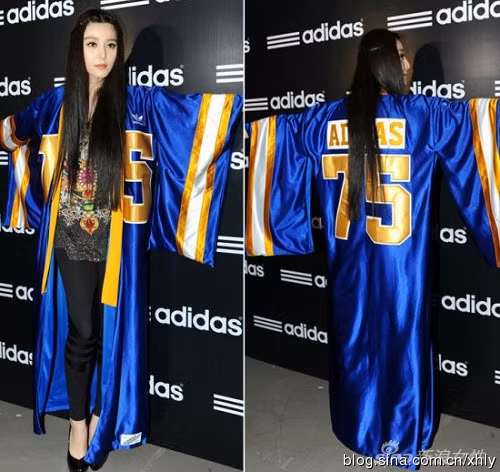 Phạm Băng Băng với tư cách là người đại diện của hãng Adidas trong chiếc áo choàng kết hợp không hề ăn nhập với trang phục bên trong của cô, một chiếc áo thun in hoa và chiếc quần đen bó sát lạc lõng trong chiếc áo choàng màu xanh lam của Adidas. Phạm Băng Băng với tư cách là người đại diện của hãng Adidas trong chiếc áo choàng kết hợp không hề ăn nhập với trang phục bên trong của cô, một chiếc áo thun in hoa và chiếc quần đen bó sát lạc lõng trong chiếc áo choàng màu xanh lam của Adidas.