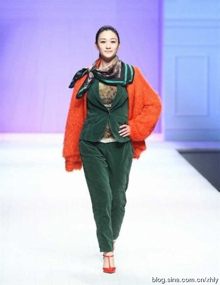 Lý Tiểu Nhiễm kết hợp trang phục một cách vụng về. Chiếc áo choàng đỏ vốn đã không ăn nhập với màu của trang phục bên trong, chiếc áo màu da báo bên trong lại càng tạo nên sự vụng về. Chiếc giày cao gót đỏ lạc tông dưới chân… Lý Tiểu Nhiễm kết hợp trang phục một cách vụng về. Chiếc áo choàng đỏ vốn đã không ăn nhập với màu của trang phục bên trong, chiếc áo màu da báo bên trong lại càng tạo nên sự vụng về. Chiếc giày cao gót đỏ lạc tông dưới chân…