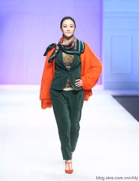 Lý Tiểu Nhiễm kết hợp trang phục một cách vụng về. Chiếc áo choàng đỏ vốn đã không ăn nhập với màu của trang phục bên trong, chiếc áo màu da báo bên trong lại càng tạo nên sự vụng về. Chiếc giày cao gót đỏ lạc tông dưới chân… Lý Tiểu Nhiễm kết hợp trang phục một cách vụng về. Chiếc áo choàng đỏ vốn đã không ăn nhập với màu của trang phục bên trong, chiếc áo màu da báo bên trong lại càng tạo nên sự vụng về. Chiếc giày cao gót đỏ lạc tông dưới chân…