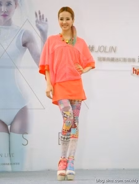 Thái Y Lâm vốn được mệnh danh là diva hàng đầu của Đài Loan trông không khác một chú hề trong trang phục này.