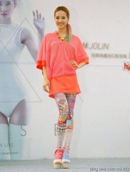 Thái Y Lâm vốn được mệnh danh là diva hàng đầu của Đài Loan trông không khác một chú hề trong trang phục này. Thái Y Lâm vốn được mệnh danh là diva hàng đầu của Đài Loan trông không khác một chú hề trong trang phục này.