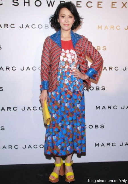 Nếu để Lưu Gia Linh mặc riêng lẻ từng trang phục và phụ kiện trong khối trang phục trên thì có lẽ vẫn khiến người khác mê mẩn. Thế nhưng sự kết hợp “thảm họa” trên làm cho bà xã của Lương Triều Vỹ trở nên lố bịch và lôi thôi. Đặc biệt là đôi giày cao gót và chiếc ví màu vàng chóe đã không hề ăn nhập gì với trang phục. Thêm vào đó chiếc áo khoác ngoài càng làm Lưu Gia Linh trở nên già và lạc mốt. Nếu để Lưu Gia Linh mặc riêng lẻ từng trang phục và phụ kiện trong khối trang phục trên thì có lẽ vẫn khiến người khác mê mẩn. Thế nhưng sự kết hợp “thảm họa” trên làm cho bà xã của Lương Triều Vỹ trở nên lố bịch và lôi thôi. Đặc biệt là đôi giày cao gót và chiếc ví màu vàng chóe đã không hề ăn nhập gì với trang phục. Thêm vào đó chiếc áo khoác ngoài càng làm Lưu Gia Linh trở nên già và lạc mốt.