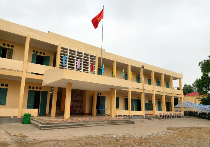 Đoàn thanh tra huyện Kim Thành đang làm rõ hành vi chi trả thiếu tiền hỗ trợ học sinh nghèo của Hiệu trưởng, thủ quỹ Trường Trung học cơ sở Liên Hòa (Ảnh: Lã Tiến) Đoàn thanh tra huyện Kim Thành đang làm rõ hành vi chi trả thiếu tiền hỗ trợ học sinh nghèo của Hiệu trưởng, thủ quỹ Trường Trung học cơ sở Liên Hòa (Ảnh: Lã Tiến)