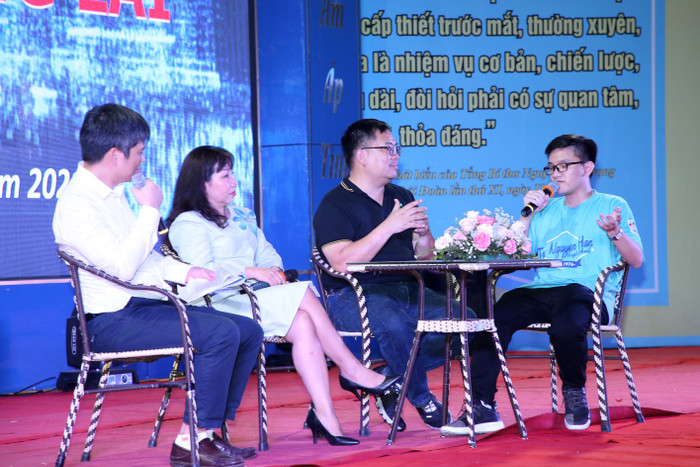 Học sinh có cơ hội được đặt câu hỏi, giao lưu cùng diễn giả (Ảnh: Xuân Thu) Học sinh có cơ hội được đặt câu hỏi, giao lưu cùng diễn giả (Ảnh: Xuân Thu)