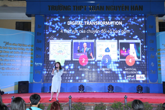 Bà Tô Thụy Diễm Quyên chia sẻ về chuyển đổi số và những kỹ năng học sinh cần có trong tương lai (Ảnh: Xuân Thu) Bà Tô Thụy Diễm Quyên chia sẻ về chuyển đổi số và những kỹ năng học sinh cần có trong tương lai (Ảnh: Xuân Thu)