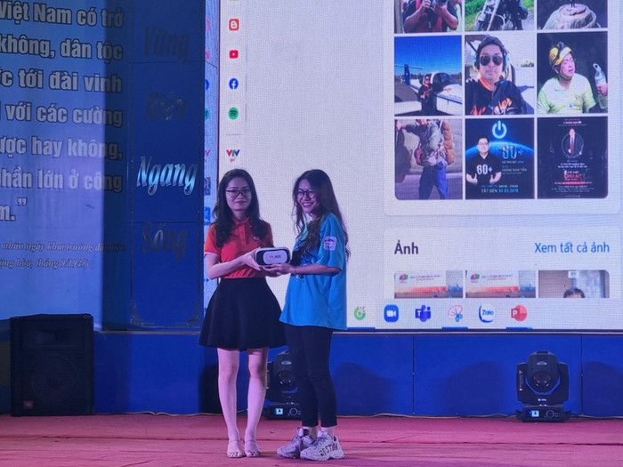 Một em học sinh nhận được phần quà khi giao lưu cùng diễn giả (Ảnh: Phương Linh) Một em học sinh nhận được phần quà khi giao lưu cùng diễn giả (Ảnh: Phương Linh)