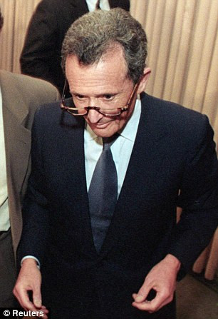 Ông Bert Fields, luật sư riêng của Tom Cruise đang cố lấy lại thế cân bằng sau những "đòn phản kích" và lấn át từ Katie Holmes. Ông Fields từng là luật sư đại diện cho ông hoàng nhạc Pop Michael Jackson và Kevin Costner năm 1993. Ảnh. Reuters. Ông Bert Fields, luật sư riêng của Tom Cruise đang cố lấy lại thế cân bằng sau những "đòn phản kích" và lấn át từ Katie Holmes. Ông Fields từng là luật sư đại diện cho ông hoàng nhạc Pop Michael Jackson và Kevin Costner năm 1993. Ảnh. Reuters.