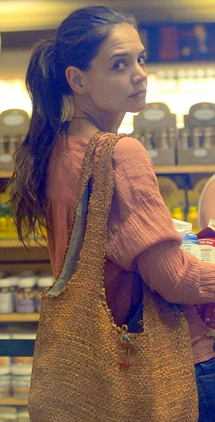 Katie tại một siêu thị gần nơi ở mới của cô ở New York. Ảnh. Splash. Katie tại một siêu thị gần nơi ở mới của cô ở New York. Ảnh. Splash.