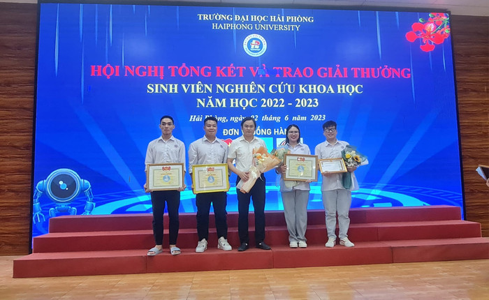 Phó giáo sư Lê Đắc Nhường (thứ 3 từ trái sang) luôn say sưa với nghiên cứu khoa học (Ảnh: NVCC) 1000005582.jpg