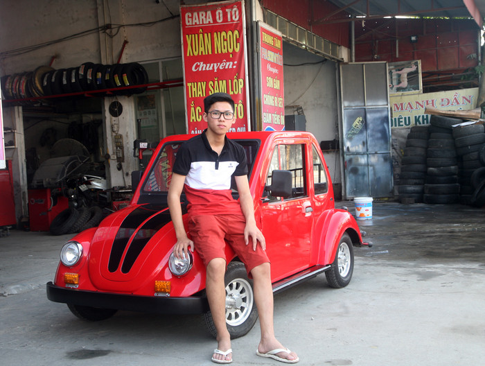 Sau nhiều thời gian tìm hiểu, tự tay thiết kế, lắp ráp, chiếc xe điện hoàn thành trước sự vui mừng, phấn khởi của gia đình và người dân địa phương. (Ảnh: Việt Linh) Sau nhiều thời gian tìm hiểu, tự tay thiết kế, lắp ráp, chiếc xe điện hoàn thành trước sự vui mừng, phấn khởi của gia đình và người dân địa phương. (Ảnh: Việt Linh)