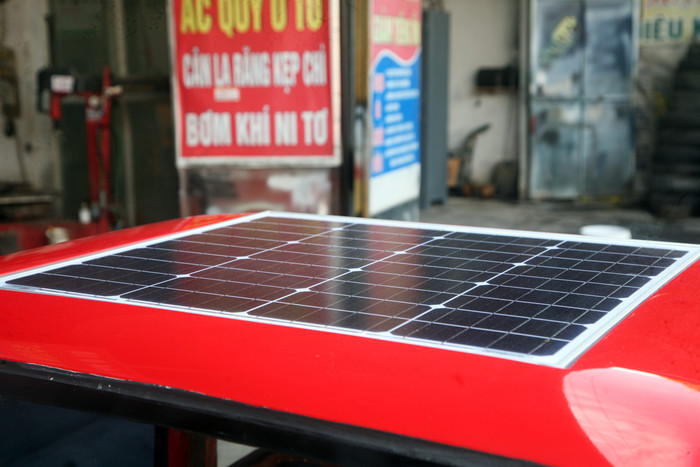 Chiếc xe chạy bằng động cơ điện, sạc bằng pin năng lượng mặt trời (Ảnh: Việt Linh) Chiếc xe chạy bằng động cơ điện, sạc bằng pin năng lượng mặt trời (Ảnh: Việt Linh)