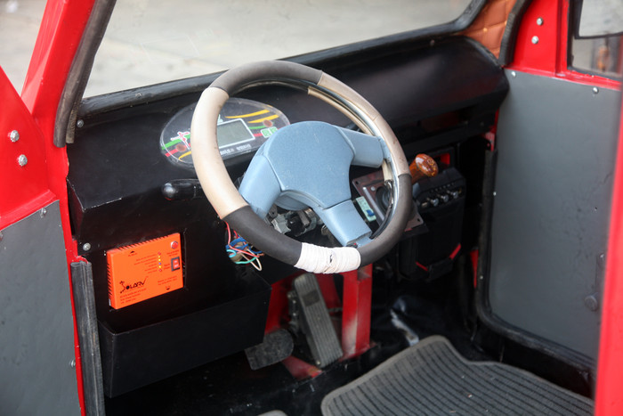 Nội thất trong xe được Việt Cường tận dụng từ những món đồ cũ trong gara của gia đình (Ảnh: Việt Linh) Nội thất trong xe được Việt Cường tận dụng từ những món đồ cũ trong gara của gia đình (Ảnh: Việt Linh)