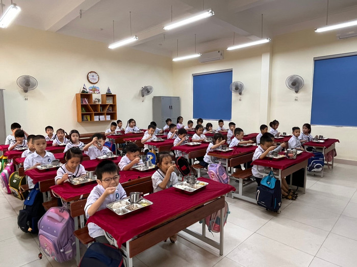 Học sinh Trường Tiểu học Thành Tô ăn bán trú tại lớp (Ảnh: LT) Học sinh Trường Tiểu học Thành Tô ăn bán trú tại lớp (Ảnh: LT)