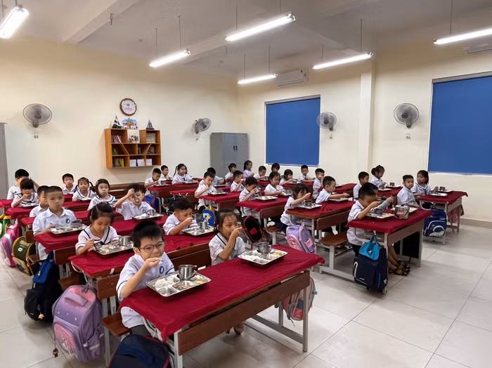 Học sinh Trường Tiểu học Thành Tô ăn bán trú tại lớp (Ảnh: LT)