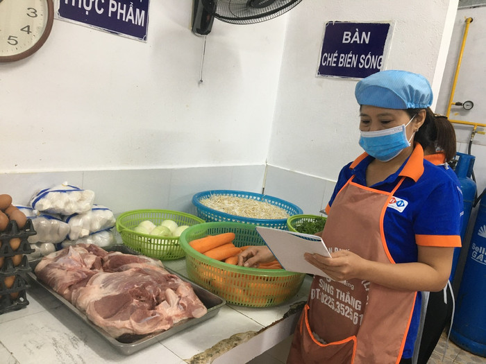 Thực phẩm được tiếp nhận dưới dự giám sát của nhà trường, phụ huynh học sinh (Ảnh: LT) Thực phẩm được tiếp nhận dưới dự giám sát của nhà trường, phụ huynh học sinh (Ảnh: LT)