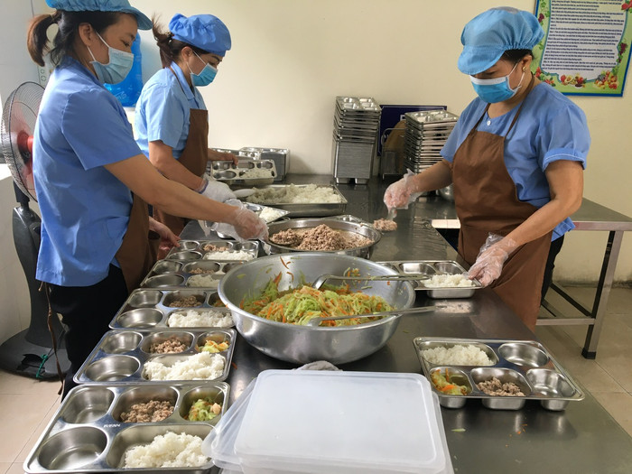 Nhân viên nhà bếp trường Tiểu học Thành Tô chia suất ăn cho học sinh (Ảnh: LT) Nhân viên nhà bếp trường Tiểu học Thành Tô chia suất ăn cho học sinh (Ảnh: LT)