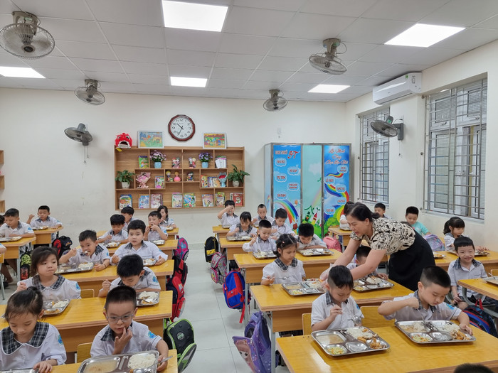 Thức ăn được chia ra khay và vận chuyển lên lớp học (Ảnh: LT) Thức ăn được chia ra khay và vận chuyển lên lớp học (Ảnh: LT)