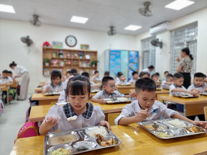 Học sinh Trường Tiểu học Võ Thị Sáu thích thú khi được ăn bán trú tại trường (Ảnh: LT) Học sinh Trường Tiểu học Võ Thị Sáu thích thú khi được ăn bán trú tại trường (Ảnh: LT)