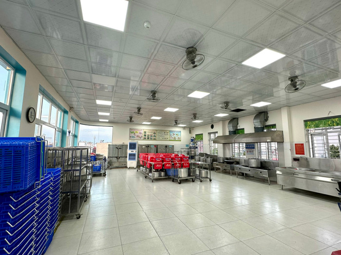 Khu vực bếp ăn của Trường Tiểu học Võ Thị Sáu sạch sẽ, thoáng mát, vận hành theo quy trình một chiều (Ảnh: LT) Khu vực bếp ăn của Trường Tiểu học Võ Thị Sáu sạch sẽ, thoáng mát, vận hành theo quy trình một chiều (Ảnh: LT)