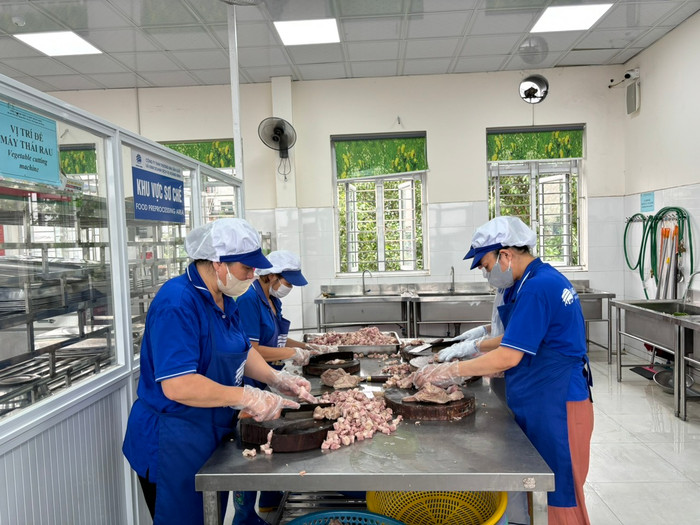 Nhân viên nhà bếp sơ chế thức ăn (Ảnh: LT) Nhân viên nhà bếp sơ chế thức ăn (Ảnh: LT)