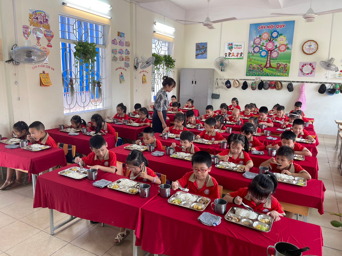 Học sinh Trường Tiểu học Đằng Hải được ăn bán trú bảo đảm dinh dưỡng (Ảnh: LT) Học sinh Trường Tiểu học Đằng Hải được ăn bán trú bảo đảm dinh dưỡng (Ảnh: LT)