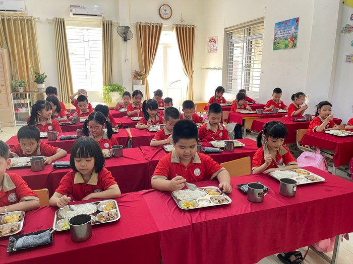 Học sinh Trường Tiểu học Đằng Hải được ăn bán trú bảo đảm dinh dưỡng (Ảnh: LT) Học sinh Trường Tiểu học Đằng Hải được ăn bán trú bảo đảm dinh dưỡng (Ảnh: LT)