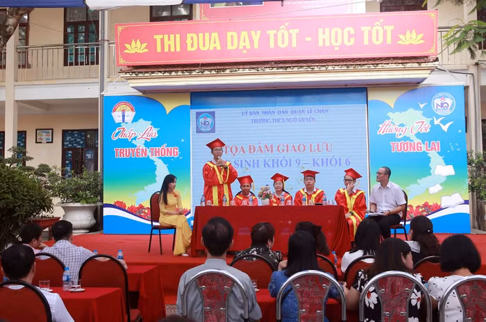 Những em học sinh đạt thành tích cao khi học tập tại Trường Trung học cơ sở Ngô Quyền chia sẻ kinh nghiệm học tập với hơn 600 học sinh khối 6 (Ảnh: CTV)