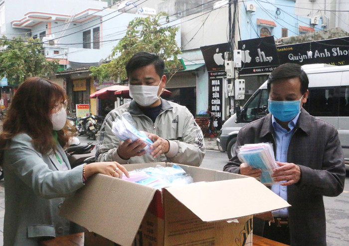 Phát khẩu trang miễn phí tại huyện Cô Tô (Ảnh: CTV)