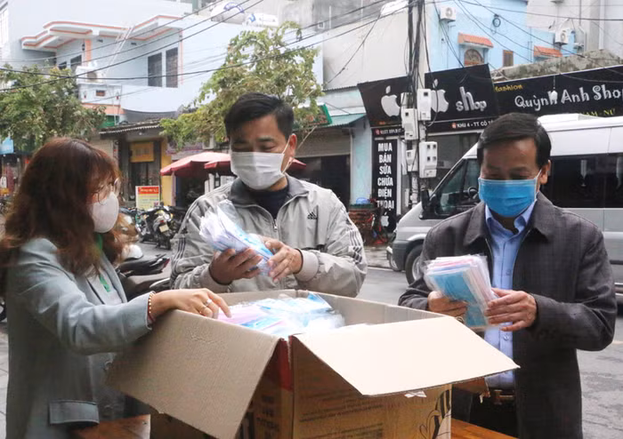Phát khẩu trang miễn phí tại huyện Cô Tô (Ảnh: CTV)
