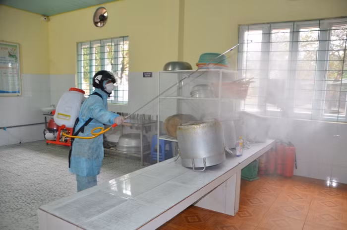 Các trường học ở Móng Cái (Quảng Ninh) được phun thuốc khử khuẩn (Ảnh: CTV)