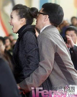 Không ngại bày tỏ tình cảm nơi công cộng với Trần Hảo.