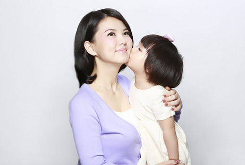 Cô nhóc 2 tuổi Vương Thư Lăng, con gái nữ diễn viên Lý Tương được đoi là ngôi sao nhỏ hái ra tiền. Cô bé là nhân vật đại diện cho 7 hãng sản phẩm và số tiền cô bé kiếm được không ít hơn 100 triệu tệ. Cô nhóc 2 tuổi Vương Thư Lăng, con gái nữ diễn viên Lý Tương được đoi là ngôi sao nhỏ hái ra tiền. Cô bé là nhân vật đại diện cho 7 hãng sản phẩm và số tiền cô bé kiếm được không ít hơn 100 triệu tệ.