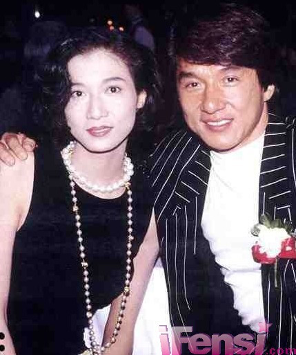 Ngô Khởi Lợi cũng được coi là người chính thức trong mối quan hệ với Thành Long, nhưng cô chỉ ngậm ngùi là người thứ hai.