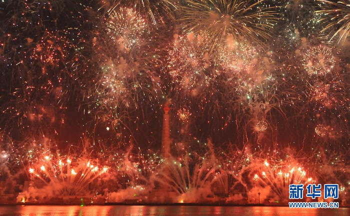 Pháo hoa bao phủ quanh tháp Chủ thể trong giai điệu “Bài ca Tướng quân Kim Nhật Thành” được tấu lên. Pháo hoa bao phủ quanh tháp Chủ thể trong giai điệu “Bài ca Tướng quân Kim Nhật Thành” được tấu lên.