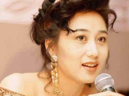 Từng có tin đồn giữa Thành Long và Lợi Trí khi đóng chung cảnh nóng.