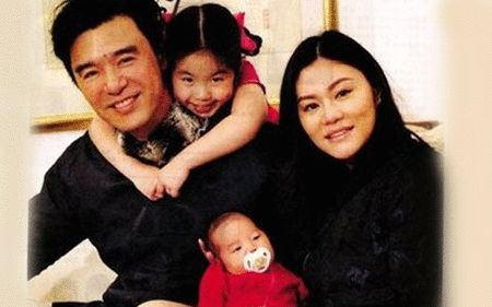 Cô bé 5 tuổi Chung Ý con gái của nam diễn viên Chung Chấn Đào cũng là một ca sĩ nhí hái ra tiền, với giọng ca thánh thót oanh vàng, là tiêu điểm trong các chương trình ca nhạc thiếu nhi. Cô bé 5 tuổi Chung Ý con gái của nam diễn viên Chung Chấn Đào cũng là một ca sĩ nhí hái ra tiền, với giọng ca thánh thót oanh vàng, là tiêu điểm trong các chương trình ca nhạc thiếu nhi.